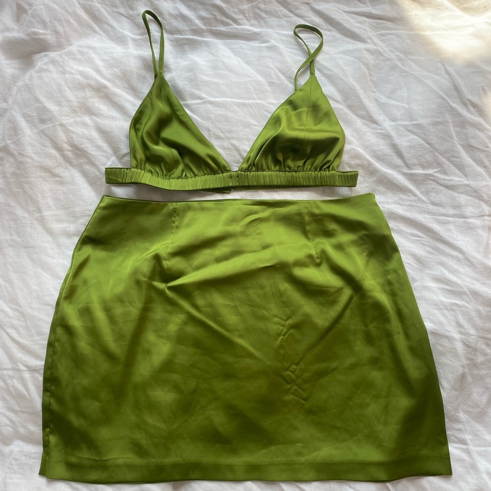 Daily Drills Resort Silky skirt and bra set
